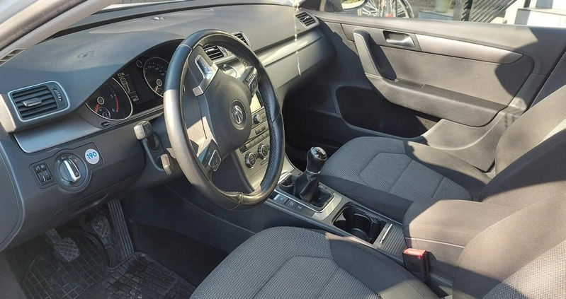 Volkswagen Passat cena 24500 przebieg: 299000, rok produkcji 2013 z Zambrów małe 121